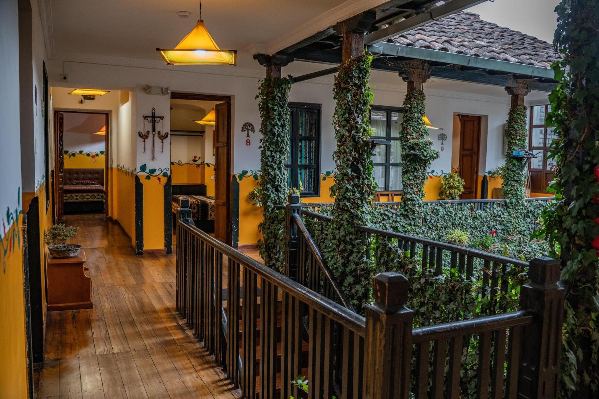 Hostal Riviera Sucre Otavalo Esterno foto