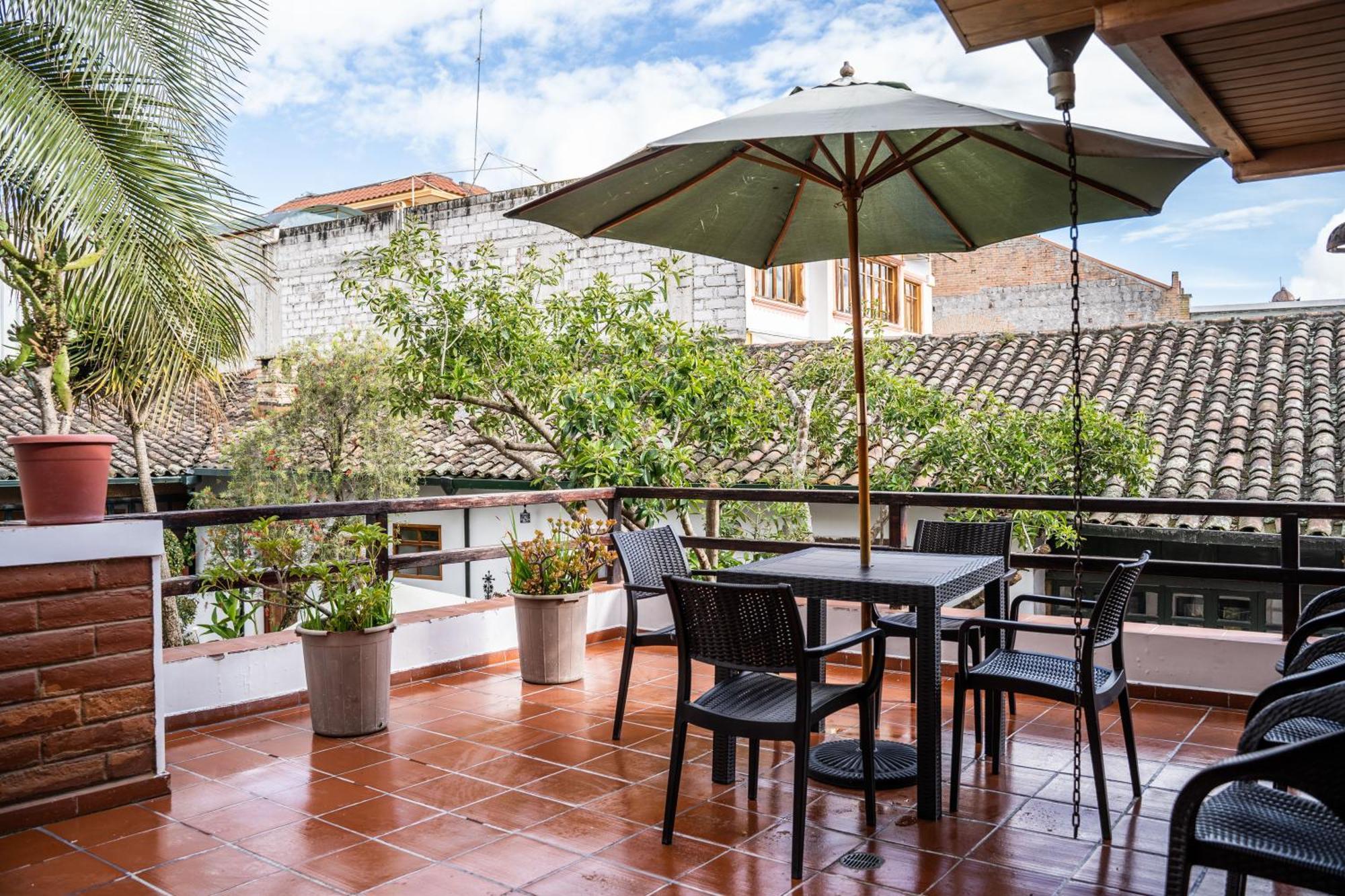 Hostal Riviera Sucre Otavalo Esterno foto