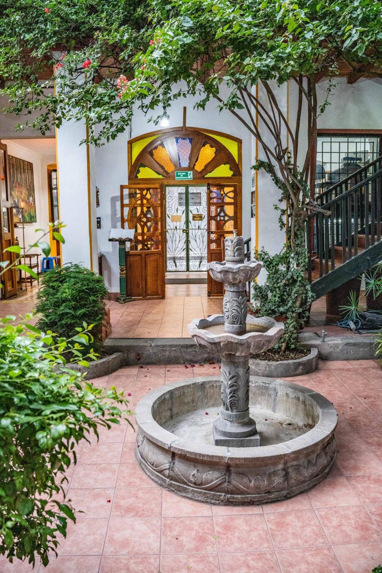 Hostal Riviera Sucre Otavalo Esterno foto